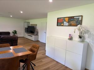 a living room with a dining room table and a couch at Overnight Bubesheim Ferienwohnung in Bubesheim