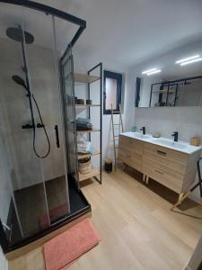 Et badeværelse på maison style cabane à 150m du bassin