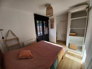 En eller flere senge i et værelse på maison style cabane à 150m du bassin