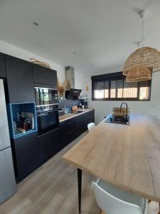 Køkken eller tekøkken på maison style cabane à 150m du bassin + 28 billeder