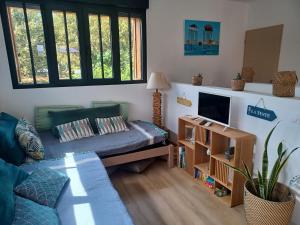 Et tv og/eller underholdning på maison style cabane à 150m du bassin