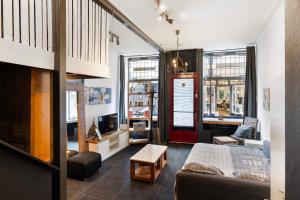 a living room with a couch and a table at Voorstraat Dordrecht in Dordrecht