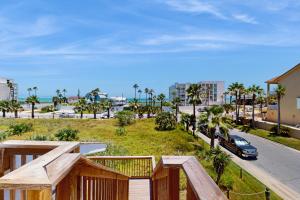 una vista de la playa desde el balcón de una casa en Mesquite House Upstairs Unit, en South Padre Island