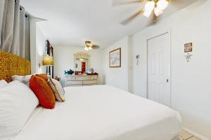 Un dormitorio blanco con una gran cama blanca. en Mesquite House Upstairs Unit, en South Padre Island