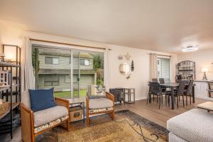 a living room with a table and chairs and a window at Cozy 3-Bedroom Townhome - 3 Miles from OSU! in Corvallis