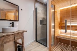 ショレにあるL'Attirance, Loft de Charme !のシャワーと洗面台付きのバスルーム +5枚の写真