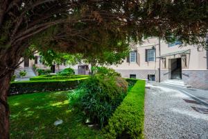 a house with a tree in front of a yard at MAMA Relais in Rome