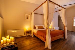 ショレにあるL'Attirance, Loft de Charme !の天蓋付きベッドのある寝室