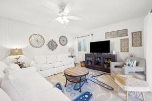 TV a/nebo společenská místnost v ubytování 2017 Beach Wood + 43 fotografií