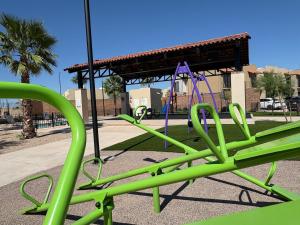 un parque verde con un área de juegos con columpio en Casa Victoria Totalmente Nueva, en Hermosillo