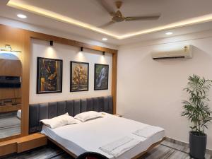 Una cama o camas en una habitación de Choudhary Hotel