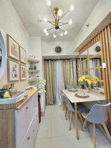 une cuisine avec une table et des chaises ainsi qu'une salle à manger dans l'établissement Lanzon Azure Urban Resort Staycation, à Manille