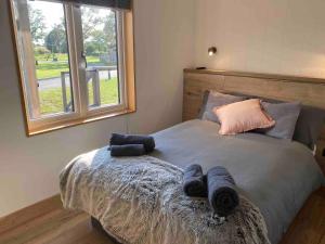 Postel nebo postele na pokoji v ubytování Contemporary 3 bed luxury Spa lodge with hot tub