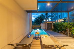 Swimmingpoolen hos eller tæt på Blue Sea villa