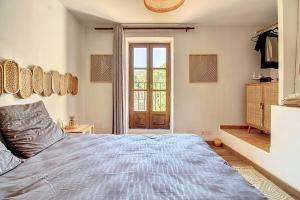 Ένα ή περισσότερα κρεβάτια σε δωμάτιο στο La Cour de Pétrarque