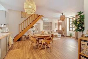 Χώρος καθιστικού στο La Cour de Pétrarque