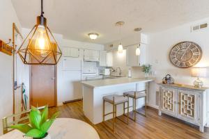 una cucina con armadi bianchi e un orologio sul muro di Waterfront Lake Ozark Condo with Access To 2 Pools a Lake Ozark