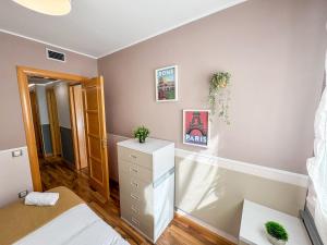 een slaapkamer met een bed en een witte dressoir bij Cineasta del Pilar - Turistea in Zaragoza