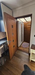 ein Raum mit einer Tür und ein Raum mit einem Fenster in der Unterkunft Cosy Studio Quest House in Romford