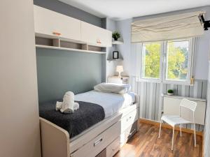 een slaapkamer met een bed en een raam bij Cineasta del Pilar - Turistea in Zaragoza +35 foto's