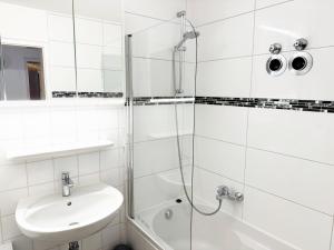 Ένα μπάνιο στο 3 Zimmer Apartment mit Sauna