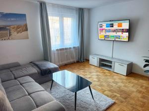 プフォルツハイムにある3 Zimmer Apartment mit Saunaのソファとテーブルのあるリビングルーム +8枚の写真