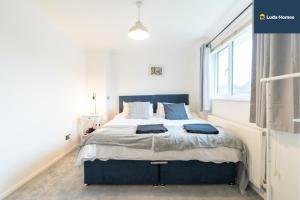 Ένα ή περισσότερα κρεβάτια σε δωμάτιο στο Comfy Home - Close to hospital - Sleeps 7 - wParking