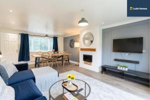 Μια τηλεόραση ή/και κέντρο ψυχαγωγίας στο Comfy Home - Close to hospital - Sleeps 7 - wParking