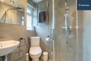 Ένα μπάνιο στο Comfy Home - Close to hospital - Sleeps 7 - wParking +36 φωτογραφίες