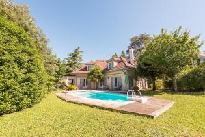 a house with a swimming pool in the yard at Villa Enfance - Piscine privée et proche Lac d'Annecy in Annecy