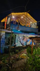 アレッピーにあるAfter moon beach homeの横絵画の建物
