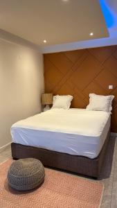 Un dormitorio con una cama grande con cabecero de madera. en Résidence Kazela, en Chirongui