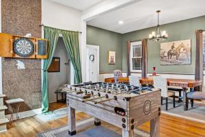 Φωτογραφία από το άλμπουμ του 3BR Cozy Family Home with HotTub & Spacious Backyard σε Louisville