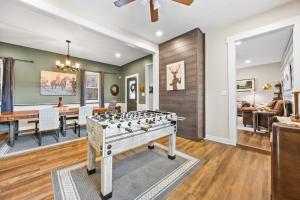 Φωτογραφία από το άλμπουμ του 3BR Cozy Family Home with HotTub & Spacious Backyard σε Louisville