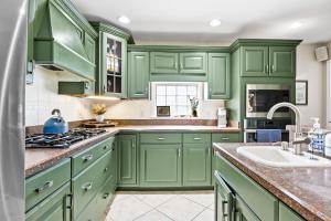 Η κουζίνα ή μικρή κουζίνα στο 3BR Cozy Family Home with HotTub & Spacious Backyard +85 φωτογραφίες