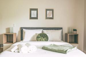 モントランブランにあるStudio Scandinave by Gestion ELITEのタオルが敷かれたベッドのある寝室