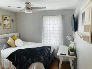 Ένα ή περισσότερα κρεβάτια σε δωμάτιο στο Morgantown Lux Retreat