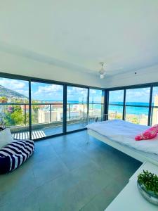 una camera da letto con un letto grande con vista sull'oceano di Alona's Apartments- sea&sunsets a Haifa