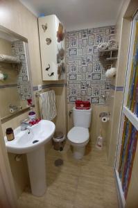 a small bathroom with a toilet and a sink at Casa Paraíso Interior Catedral Jaén in Jaén