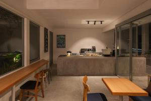 eine Küche mit Tisch und Stühlen und einer Theke in der Unterkunft Mawi Haus Jimbaran in Jimbaran