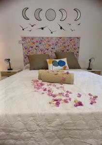 a bedroom with a bed with flowers on it at Casa Centro Paraíso Interior Catedral Jaén in Jaén +34 photos
