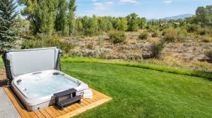 Taman di luar Basecamp Stays - Lux Teton Lodge Privacy & Hot Tub