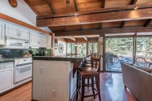 Gallery image of Centrally Located Tahoe Taverns Condo, Close to Tahoe City & Skiing at Alpine and OV! in Comstock Acres +23 photos