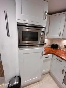 Kuchyň nebo kuchyňský kout v ubytování 1 Bedroom Seafront Lower Ground Floor Apartment with Private Parking