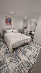 Postel nebo postele na pokoji v ubytování 1 Bedroom Seafront Lower Ground Floor Apartment with Private Parking