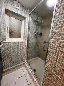 Koupelna v ubytování 1 Bedroom Seafront Lower Ground Floor Apartment with Private Parking + 9 fotografií