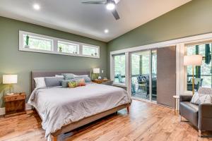 een slaapkamer met groene muren en een bed en een stoel bij Waterfront Home on Lake Hartwell with Dock Access in Reed Creek +35 foto's