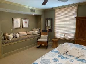 Schlafzimmer mit einem Bett und einem Fenster mit einer Bank in der Unterkunft 928 Cutter Court at The Sea Pines Resort in Hilton Head Island + 15 Fotos