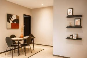 une salle à manger avec une table et des chaises dans l'établissement Appartement Luxe 2 Chambres Vue Directe Jardin Majorelle YSL, à Marrakech