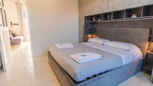 Un dormitorio con una cama grande con dos toallas encima. en La Torretta - Italian Homing, en Picedo